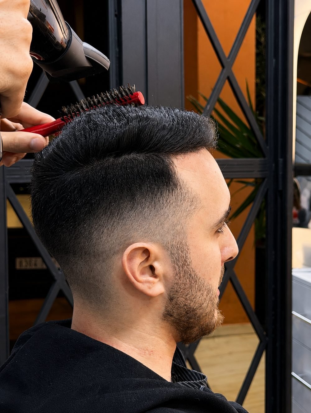 Skin fade net réalisé chez Bee Barber, coiffeur Marrakech