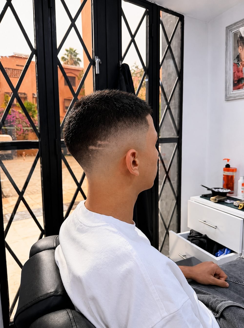 Dégradé progressif sur cheveux bouclés, barbier Marrakech