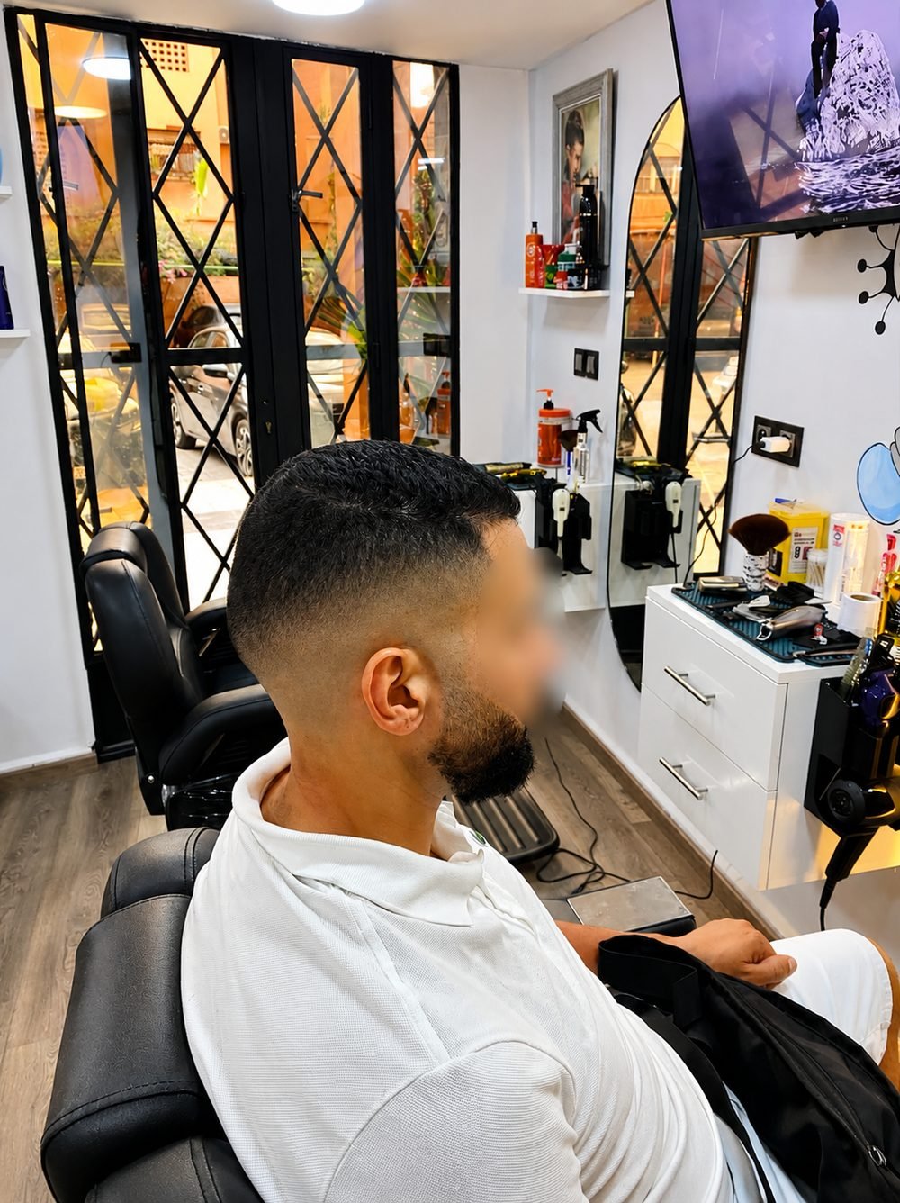 Dégradé sur cheveux mi-longs bouclés, barber Marrakech